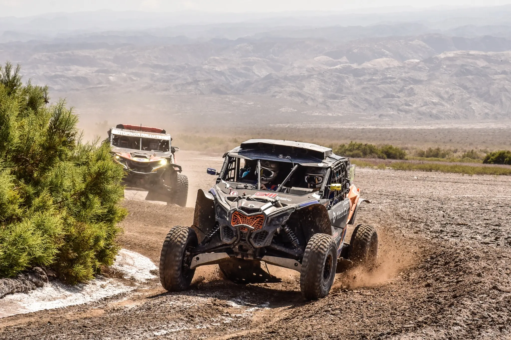 Competidores del rally raid en los caminos de San Juan